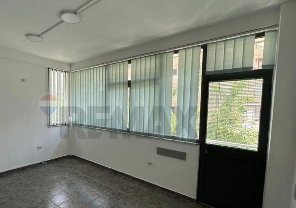 Locale Commerciale in Affitto a Xhamllik  ID: 530281030-1001