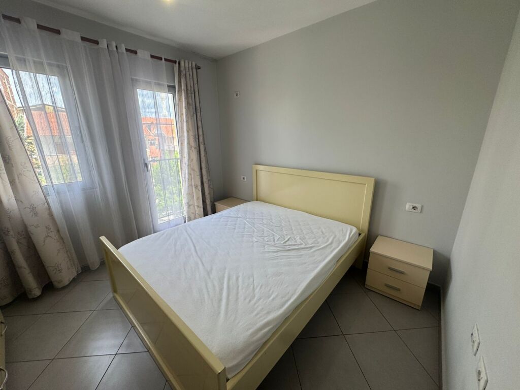 Don Bosko affitta un appartamento 1+1 al 2° piano 400 Leke/mese