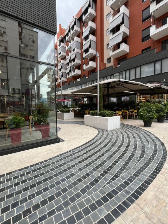 🏢 Negozio in Affitto presso il Complesso Delijorgji