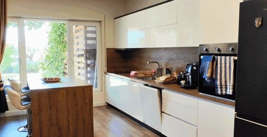 🏡 Vilë në shitje buzë Liqenit të Farkës – mundësi ideale investimi dhe jetese Në një rezidencë të vogël dhe të qetë pranë Liqenit të Farkës, ofrohet për shitje një vilë unike me pamje të mrekullueshme nga liqeni, oborr privat dhe standard të lartë ndërtimi.