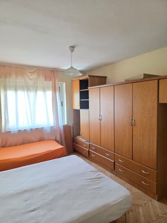 Affittasi appartamento 1+1 con balcone nel centro di Tirana, vicino all'ufficio postale, adatto per 3 persone