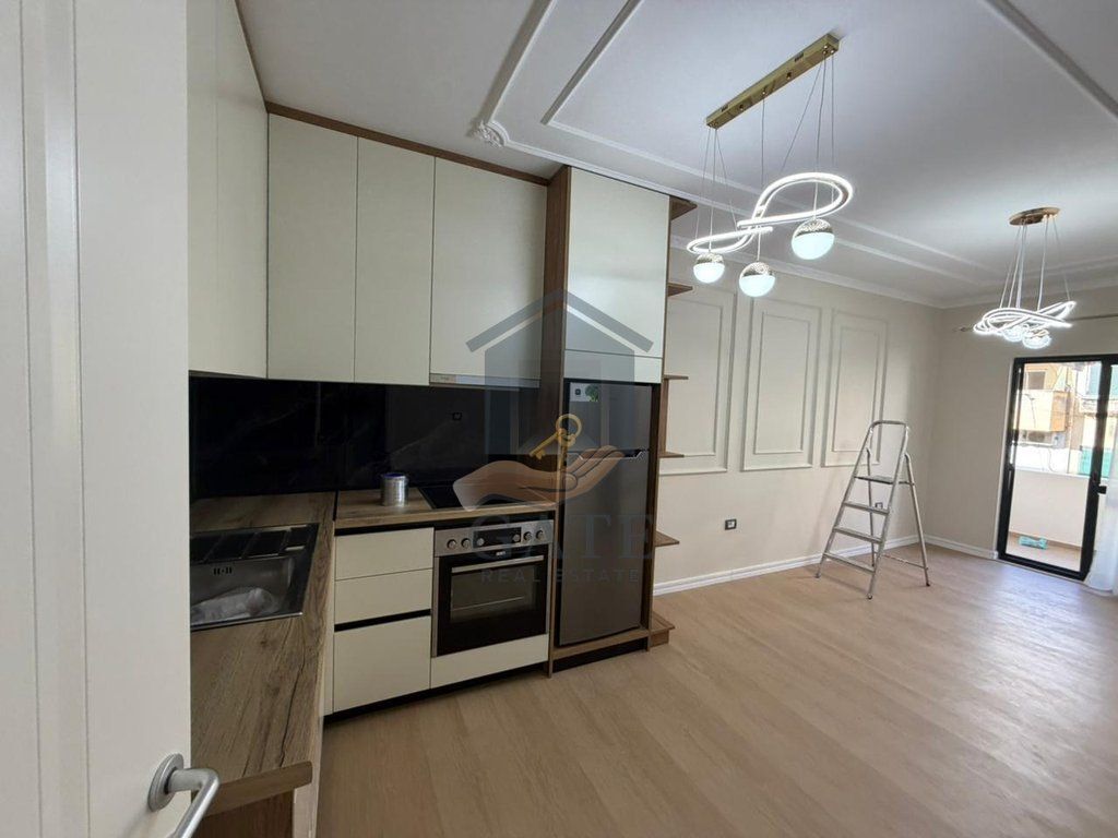 Shitet, Apartament 1+1, Tek Shkëmbi i Kavajës, Pranë Hotel Majestic.