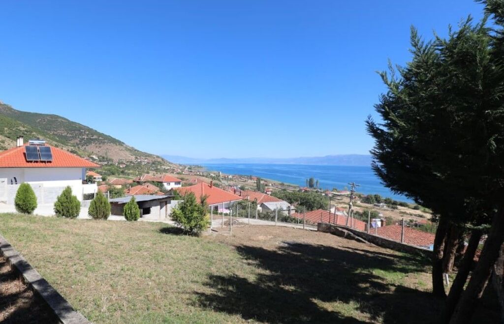 🏕️Shitet vilë 2-kateshe 3 km në hyrje të Pogradecit. 🔥Vile e shkëlqyer edhe për biznese të ndryshme (Bujtine, AirBnb, hoteleri etj).