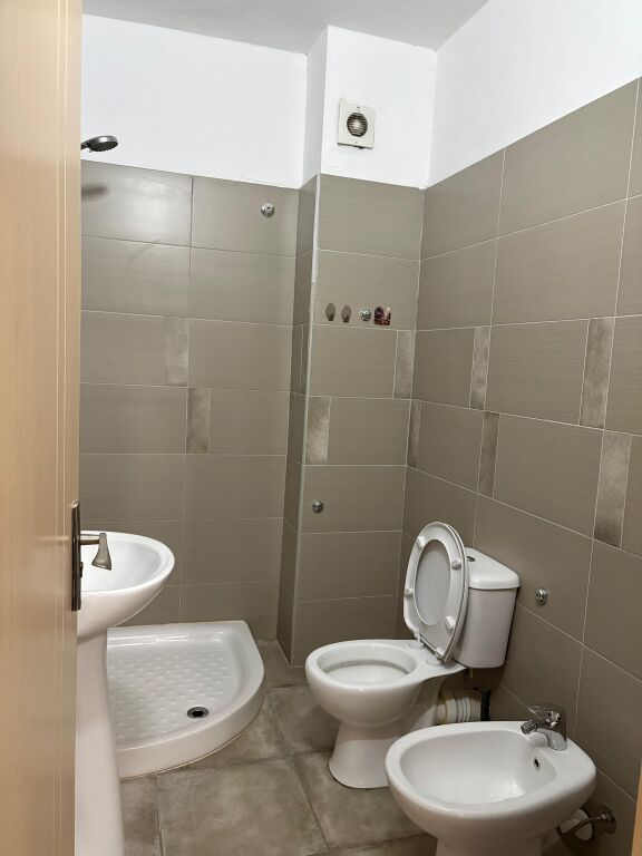Appartamento 1+1 in affitto vicino alla Scuola “2 Gjelat” – Durrës