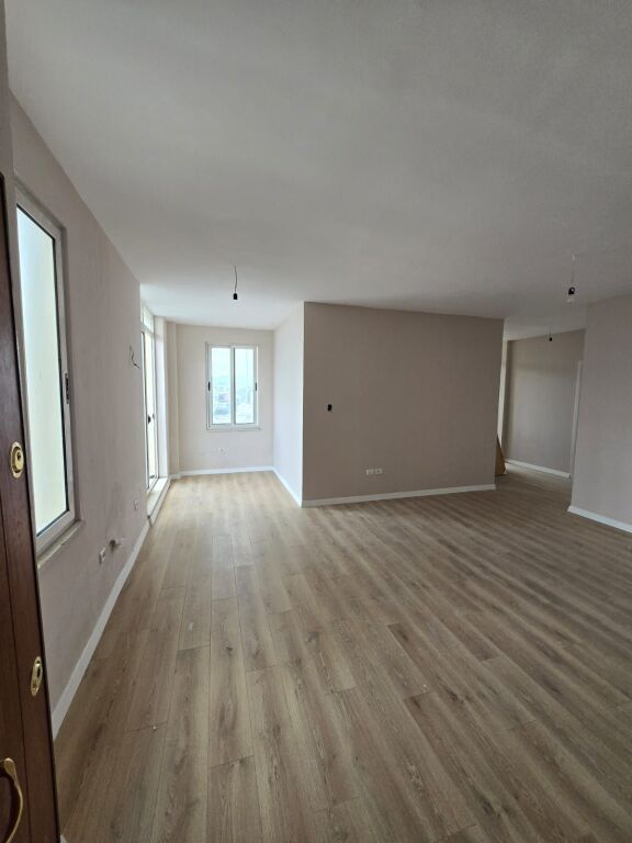 🏡 Shitet apartament 2+1+2 me verandë të madhe tek Kompleksi Fratari