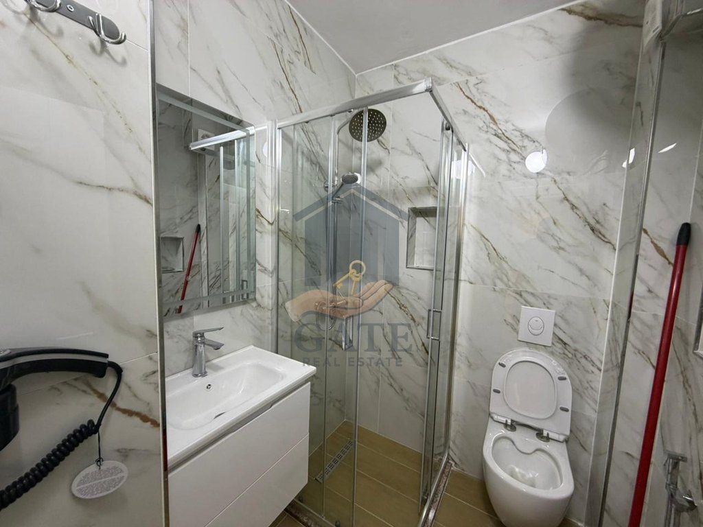 Shitet, Apartament 1+1, Tek Shkëmbi i Kavajës, Pranë Hotel Majestic.