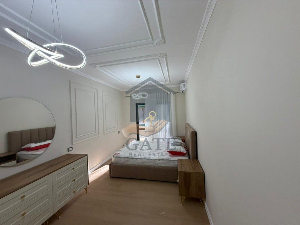 Shitet, Apartament 1+1, Tek Shkëmbi i Kavajës, Pranë Hotel Majestic.