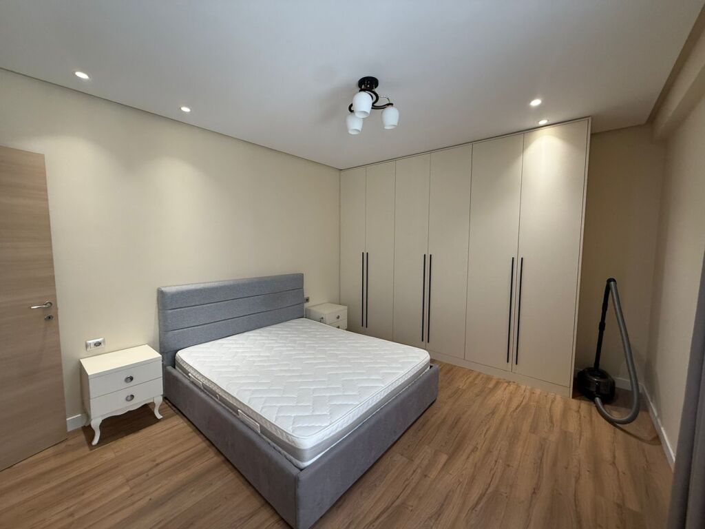 APARTAMENT 1+1 ME QIRA, PRANE PAZARIT TE RI, TIRANE!