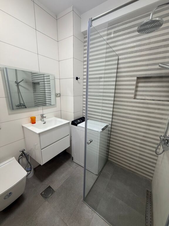 APARTAMENT 1+1 ME QIRA, PRANE PAZARIT TE RI, TIRANE!