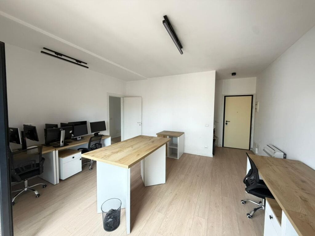 Ufficio in affitto 2+1 presso il Complesso Garden Building (ID BZ2955) Tirana