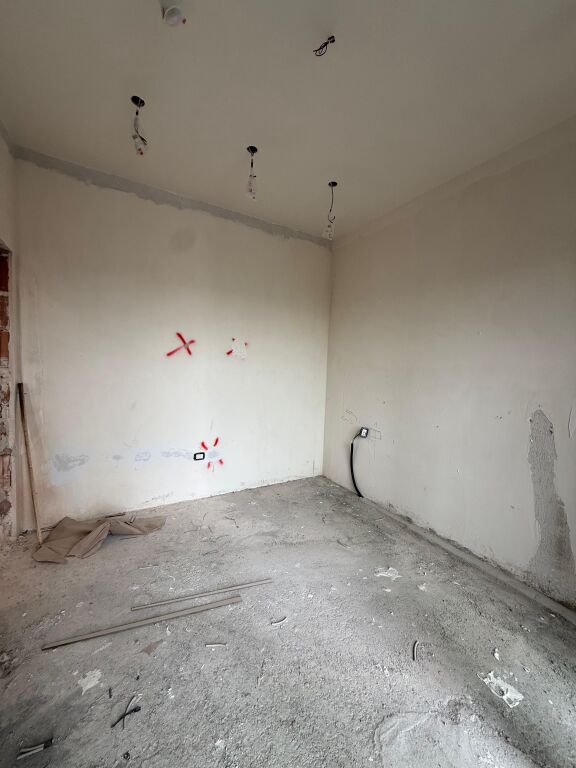 🏘️Shitet Apartament 1+1 📍Rezidenca Henke, perballe Spitalit Amerikan 3🏢Kati i 2 banim 💶Çmimi: 120.000€