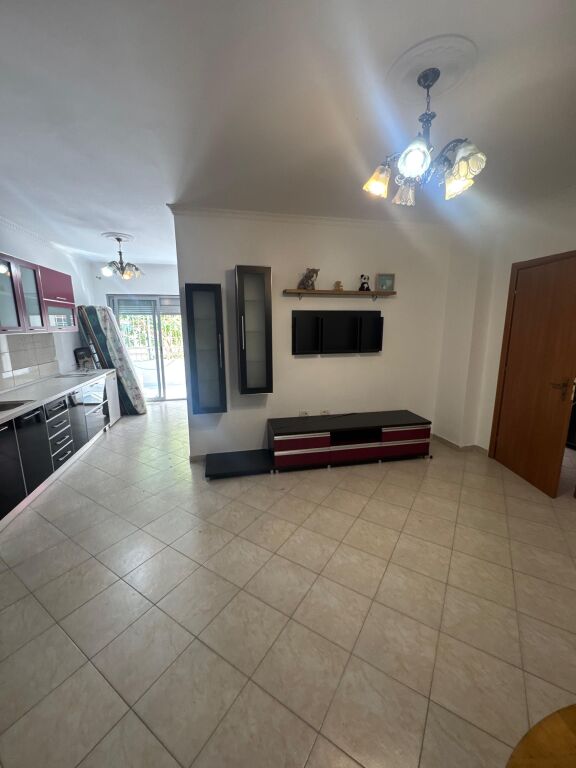 Shitet apartament 2+1 në Astir, te Dy Palmat