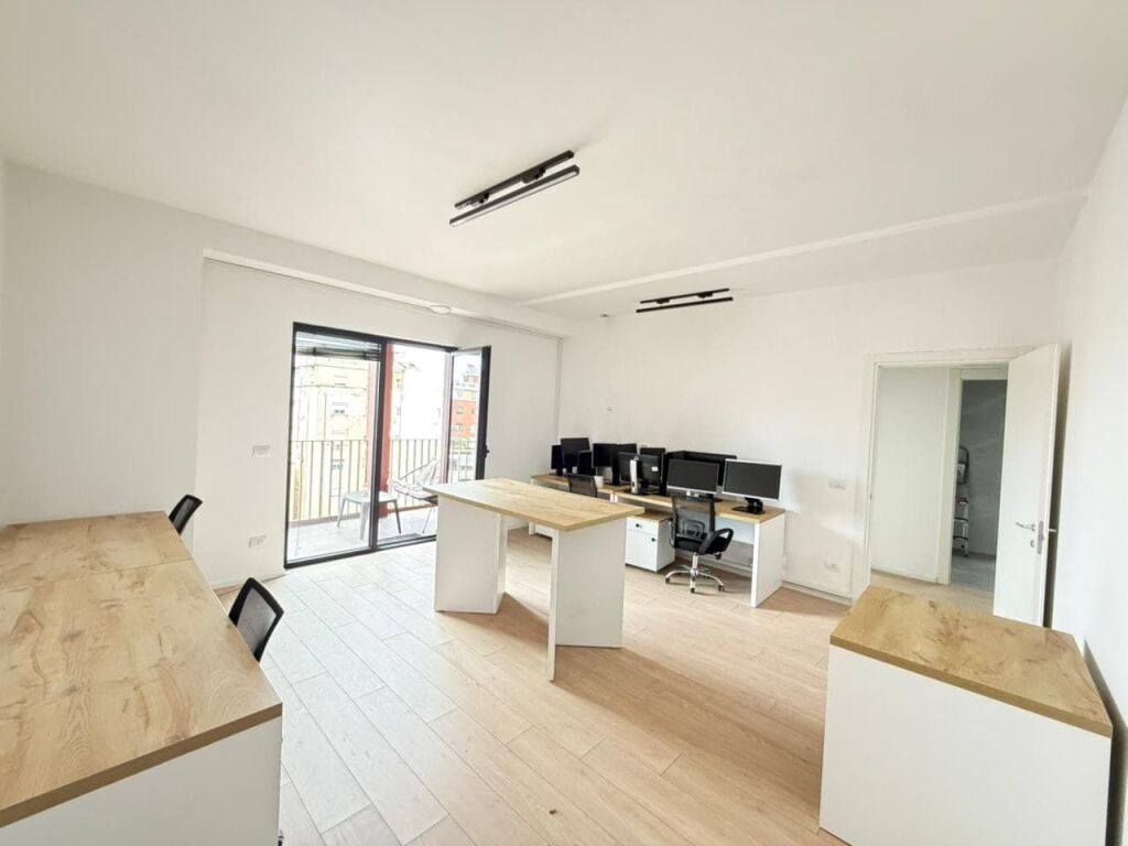 Ufficio in affitto 2+1 presso il Complesso Garden Building (ID BZ2955) Tirana