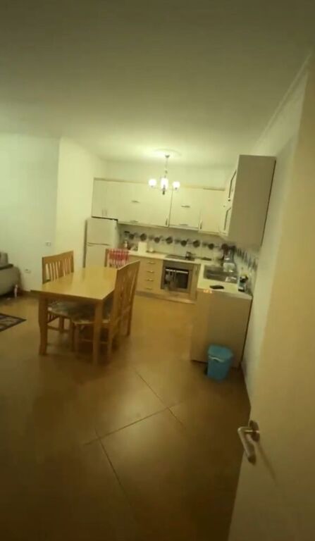 Shitet apartament 2+1+2
