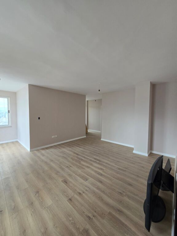 🏡 Shitet apartament 2+1+2 me verandë të madhe tek Kompleksi Fratari