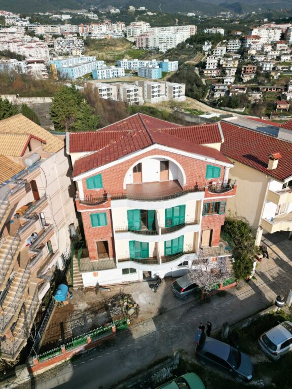 Vilë 4-katëshe për shitje në Rrugën Dali Topi