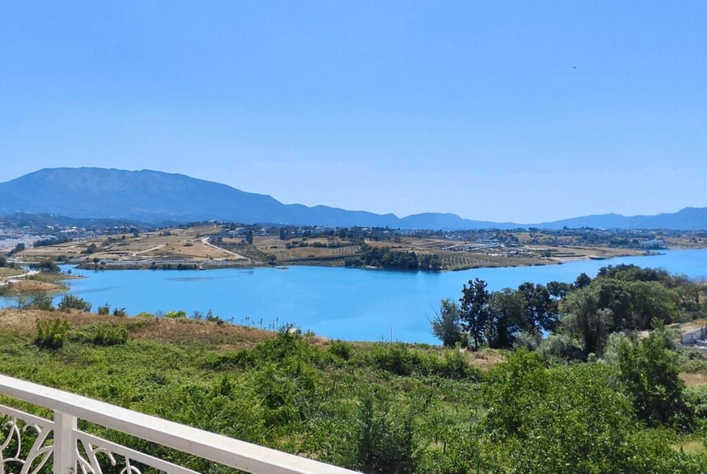 🏡 Vilë në shitje buzë Liqenit të Farkës – mundësi ideale investimi dhe jetese Në një rezidencë të vogël dhe të qetë pranë Liqenit të Farkës, ofrohet për shitje një vilë unike me pamje të mrekullueshme nga liqeni, oborr privat dhe standard të lartë ndërtimi.