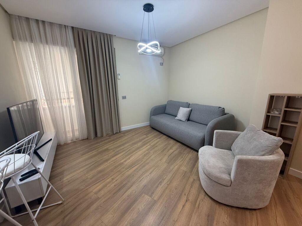 APARTAMENT 1+1 ME QIRA, PRANE PAZARIT TE RI, TIRANE!