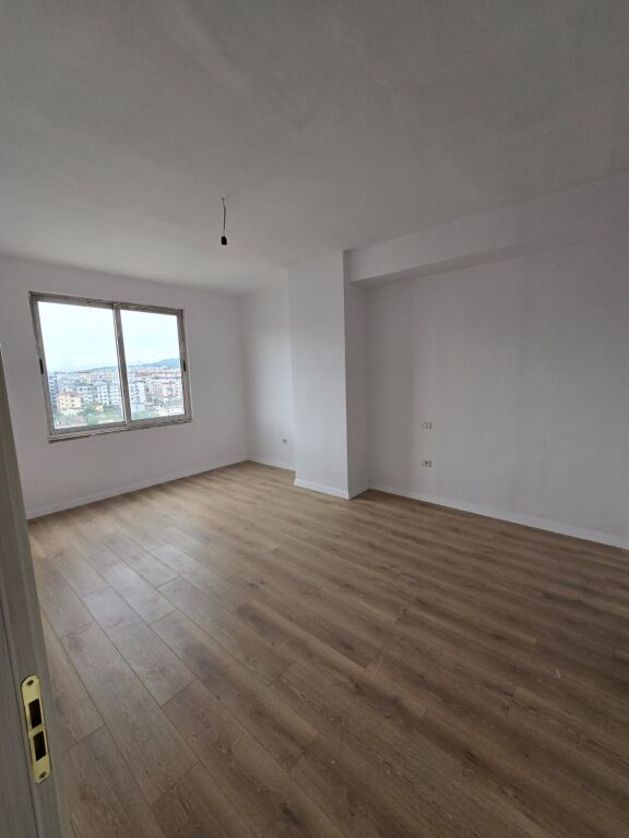 🏡 Shitet apartament 2+1+2 me verandë të madhe tek Kompleksi Fratari