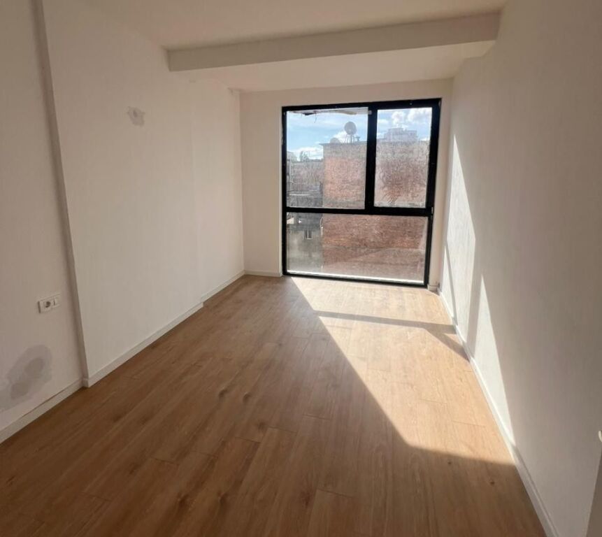 🏢 Locale Commerciale per Ufficio in Affitto 3+1 al Golden Tower – Mine Peza