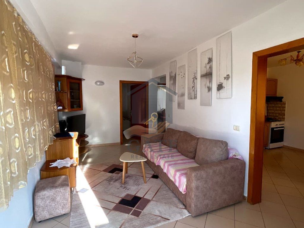 Qira, Kati i 2 i nje Shtepie Private, Pranë Muzeumit, Durrës.
