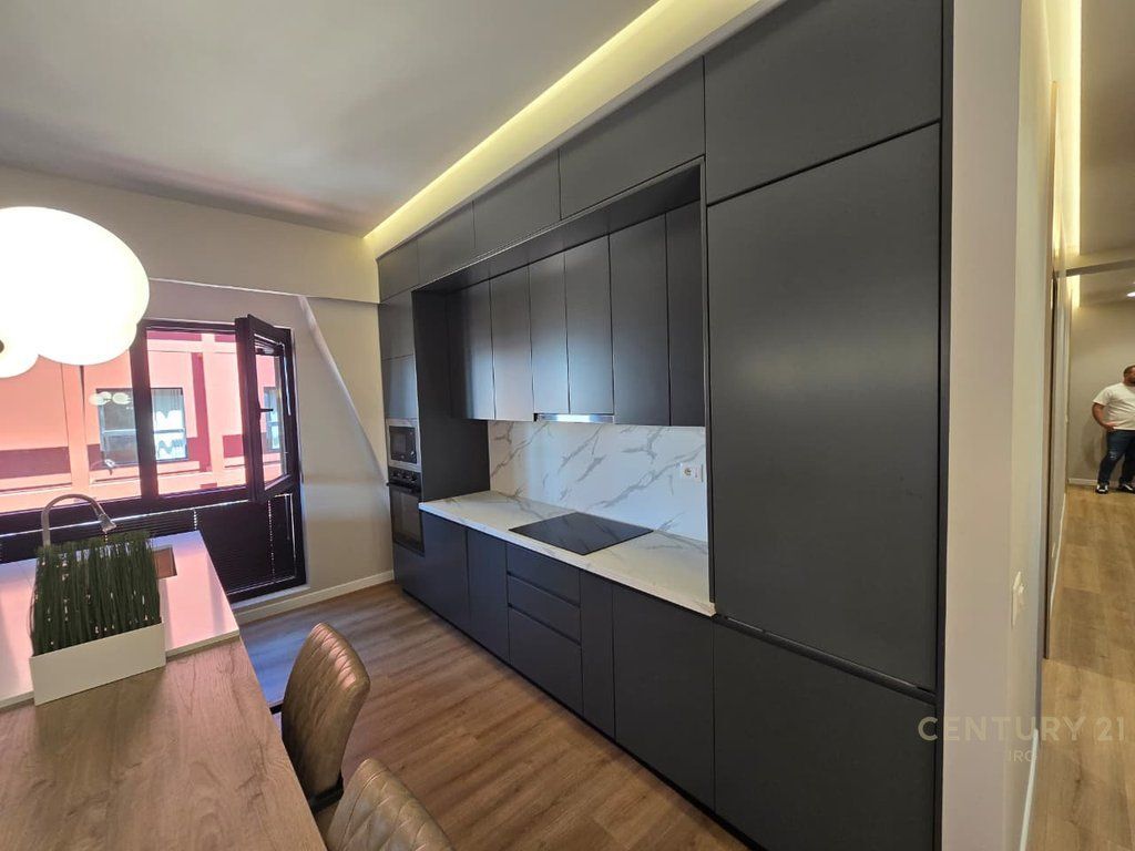 APARTAMENT 3+1 I KONVERTUAR NE 2+1+2 PER SHITJE TEK GARDEN BUILDING!