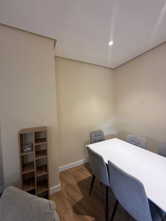 APARTAMENT 1+1 ME QIRA, PRANE PAZARIT TE RI, TIRANE!