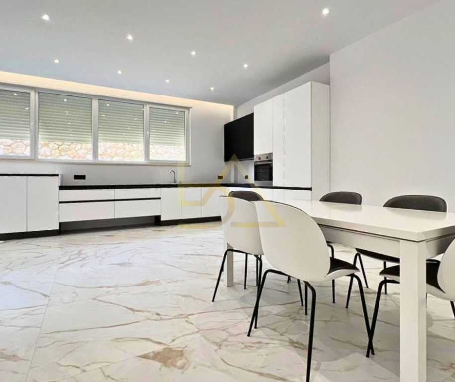 Vilë 3-Katëshe për Shitje – Lundër, Tiranë