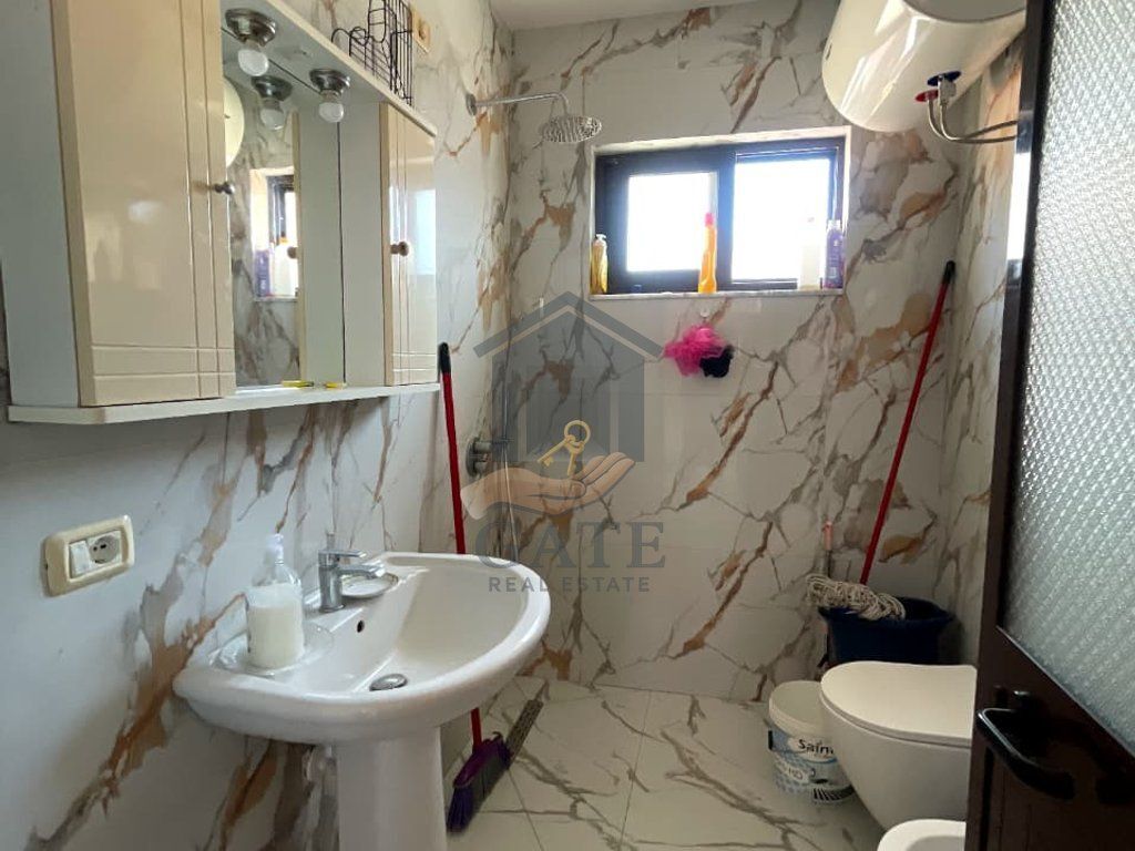 Qira, Kati i 2 i nje Shtepie Private, Pranë Muzeumit, Durrës.