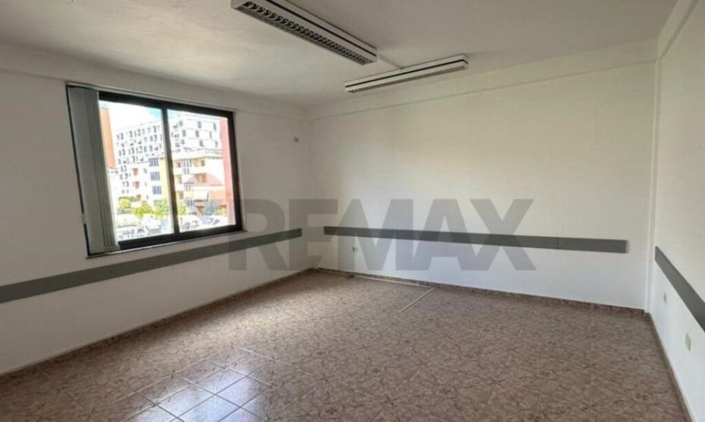 Locale Commerciale in Affitto a Xhamllik  ID: 530281030-1001