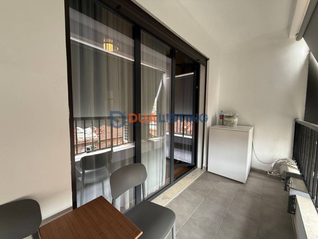 We rent a modern 2+1 apartment on Durrës Street near Hotel Colosseo!