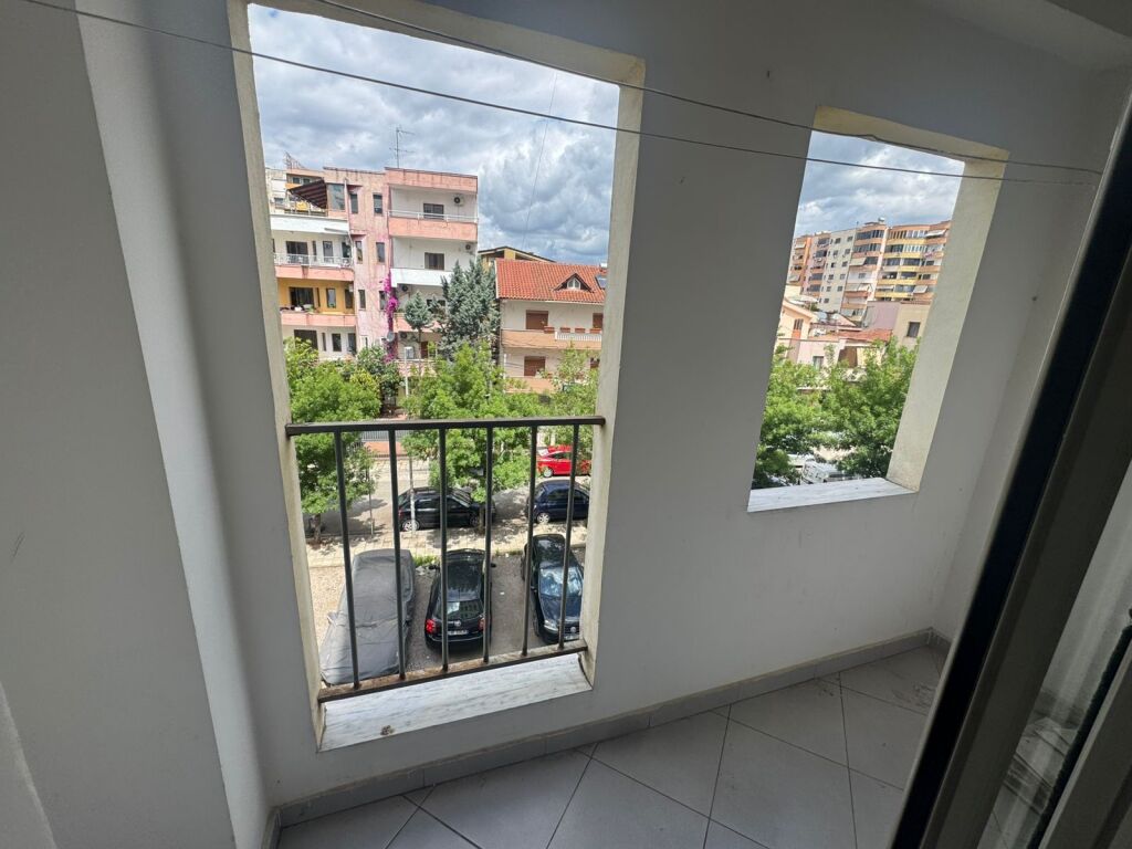 Don Bosko affitta un appartamento 1+1 al 2° piano 400 Leke/mese
