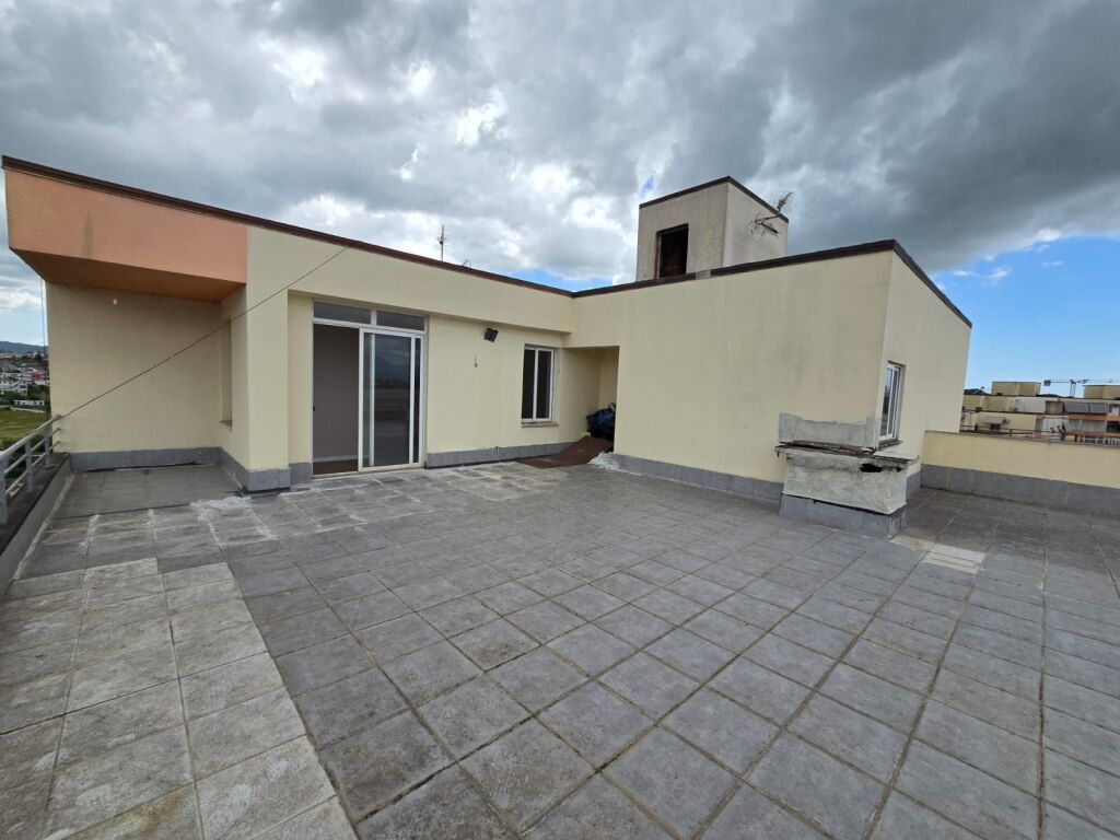 🏡 Shitet apartament 2+1+2 me verandë të madhe tek Kompleksi Fratari