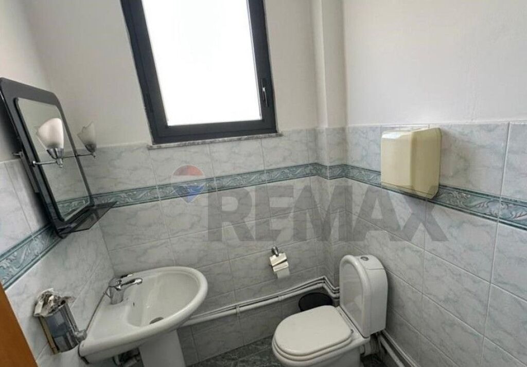 Locale Commerciale in Affitto a Xhamllik  ID: 530281030-1001