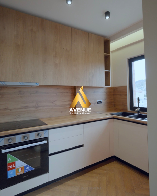 Shitet Apartament 2+1 + Garderobë (Tualet i Dytë) Pranë Pallatit me Shigjeta Tiranë