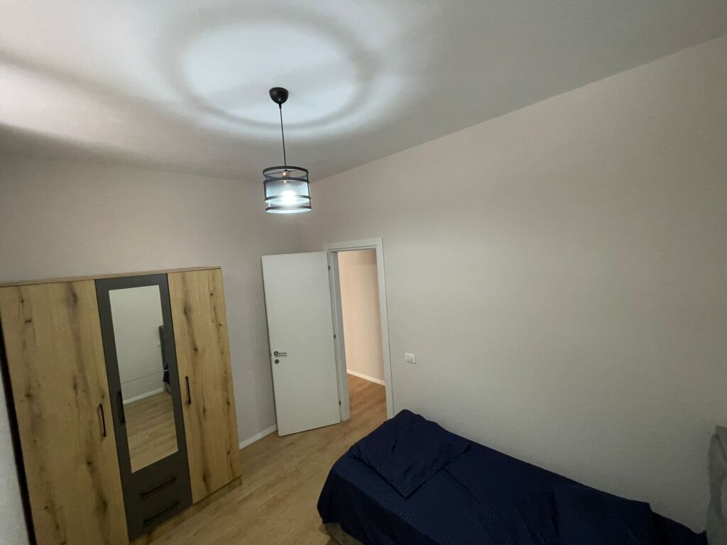 🏡 Apartament 2+1 me qira në zonën e 5 Majit, Tiranë!  ✨ Totalisht i arreduar 📍 Pranë Concord Center 📐 Sipërfaqe: 75 m² 🏢 Kati 7, pallat i vitit 2025 me ashensor 🛋️ Ambient modern dhe komod, ideal për familje ose çifte  💶 Qiraja: 500€/muaj