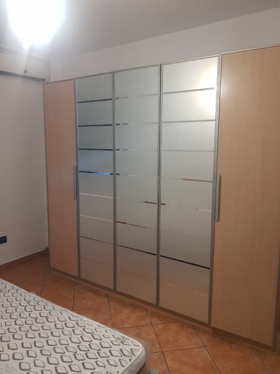 Jepet me Qera Apartament 1+1 tek Parku Ne Rrugen e Kavajes pranë Globe.