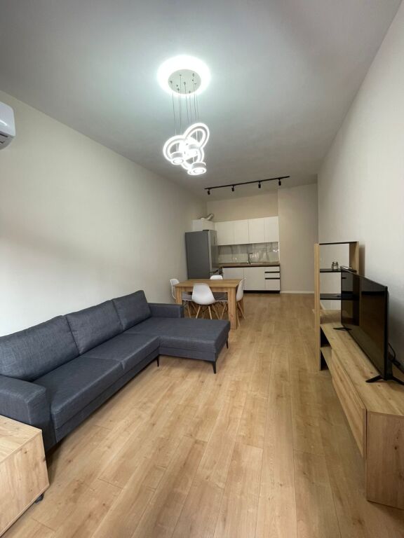 🏡 Apartament 2+1 me qira në zonën e 5 Majit, Tiranë!  ✨ Totalisht i arreduar 📍 Pranë Concord Center 📐 Sipërfaqe: 75 m² 🏢 Kati 7, pallat i vitit 2025 me ashensor 🛋️ Ambient modern dhe komod, ideal për familje ose çifte  💶 Qiraja: 500€/muaj