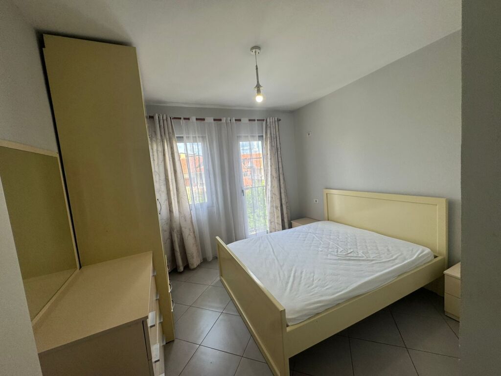 Don Bosko affitta un appartamento 1+1 al 2° piano 400 Leke/mese
