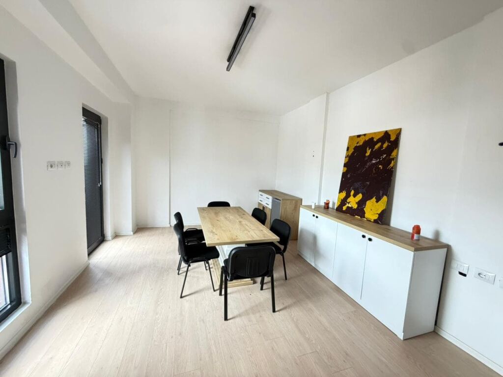 Ufficio in affitto 2+1 presso il Complesso Garden Building (ID BZ2955) Tirana