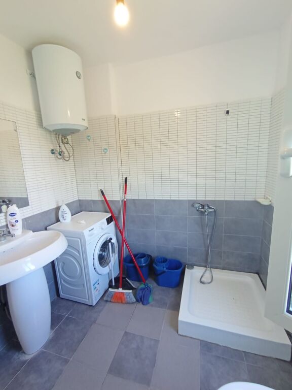 Jepet me qera, Apartament 1+1, Në Shkëmbin e Kavajës, Mbi Shina