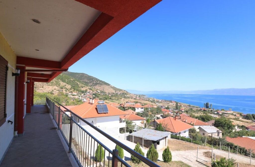 🏕️Shitet vilë 2-kateshe 3 km në hyrje të Pogradecit. 🔥Vile e shkëlqyer edhe për biznese të ndryshme (Bujtine, AirBnb, hoteleri etj).