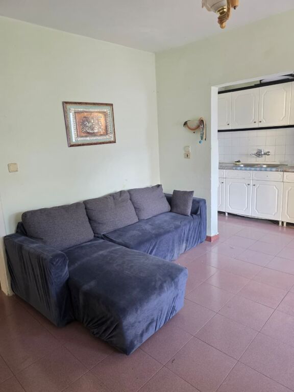 Affittasi appartamento 1+1 con balcone nel centro di Tirana, vicino all'ufficio postale, adatto per 3 persone