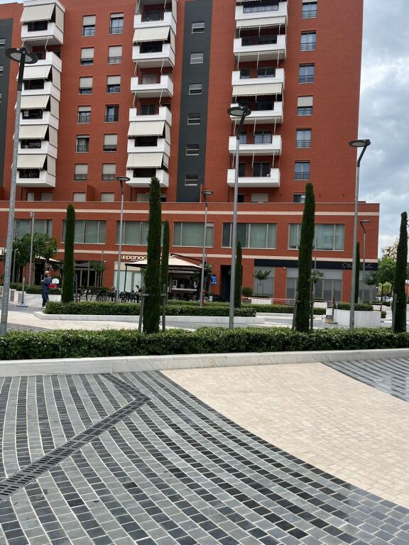 🏢 Negozio in Affitto presso il Complesso Delijorgji