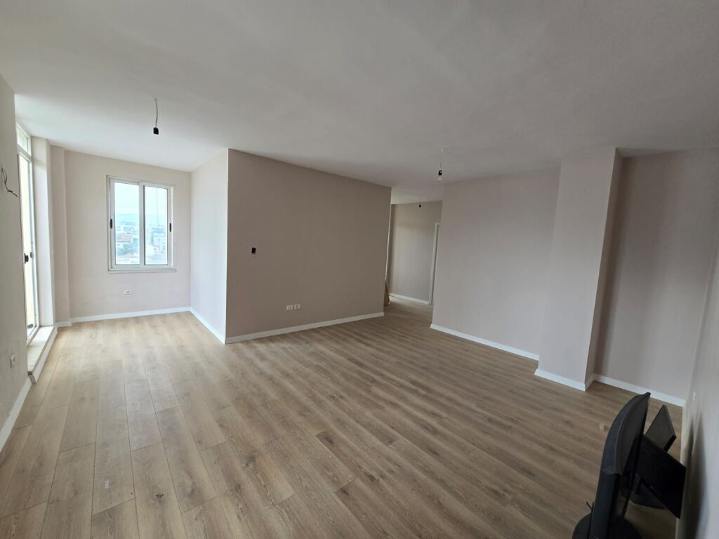 🏡 Shitet apartament 2+1+2 me verandë të madhe tek Kompleksi Fratari