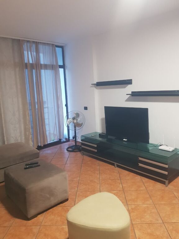 Jepet me Qera Apartament 1+1 tek Parku Ne Rrugen e Kavajes pranë Globe.