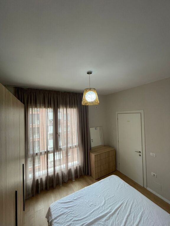 🏡 Apartament 2+1 me qira në zonën e 5 Majit, Tiranë!  ✨ Totalisht i arreduar 📍 Pranë Concord Center 📐 Sipërfaqe: 75 m² 🏢 Kati 7, pallat i vitit 2025 me ashensor 🛋️ Ambient modern dhe komod, ideal për familje ose çifte  💶 Qiraja: 500€/muaj