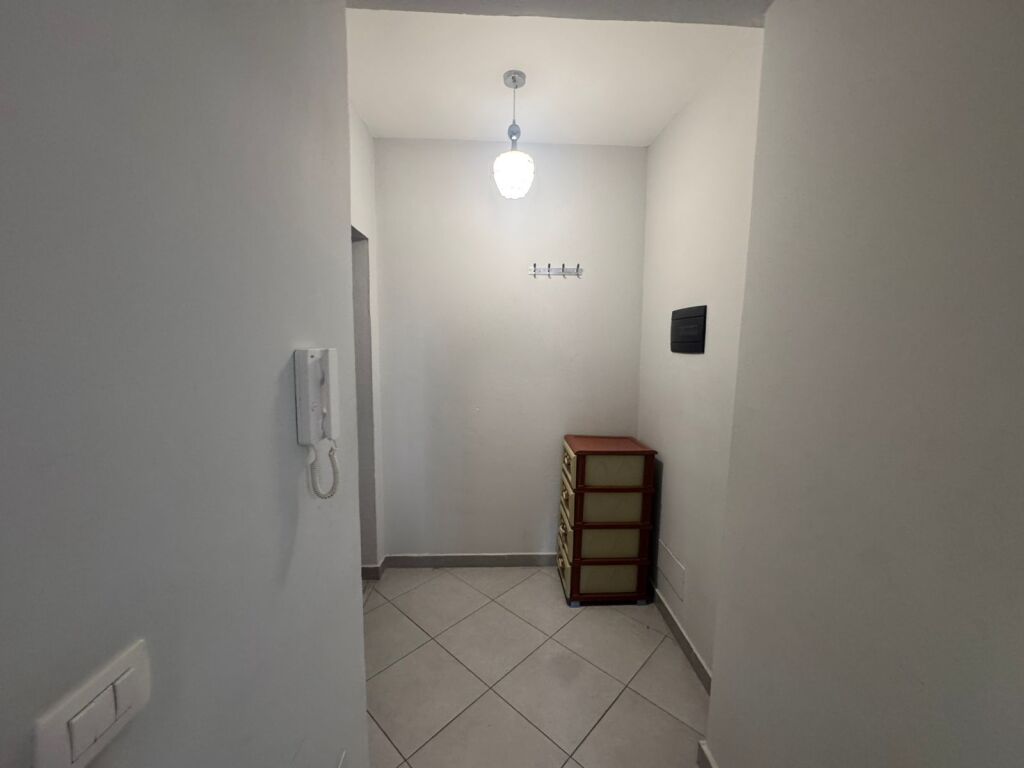 Don Bosko affitta un appartamento 1+1 al 2° piano 400 Leke/mese