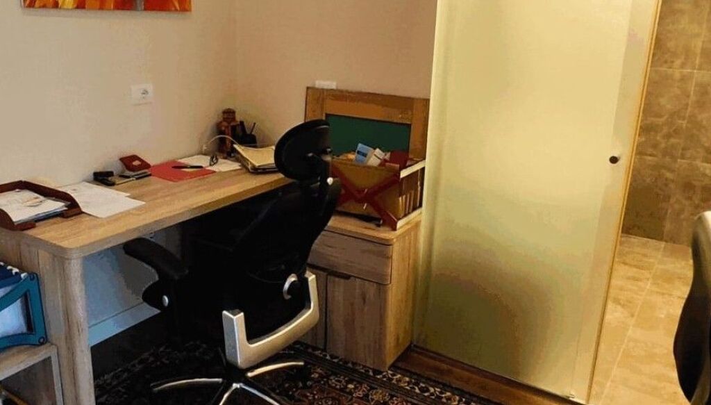 🏡 Vilë në shitje buzë Liqenit të Farkës – mundësi ideale investimi dhe jetese Në një rezidencë të vogël dhe të qetë pranë Liqenit të Farkës, ofrohet për shitje një vilë unike me pamje të mrekullueshme nga liqeni, oborr privat dhe standard të lartë ndërtimi.