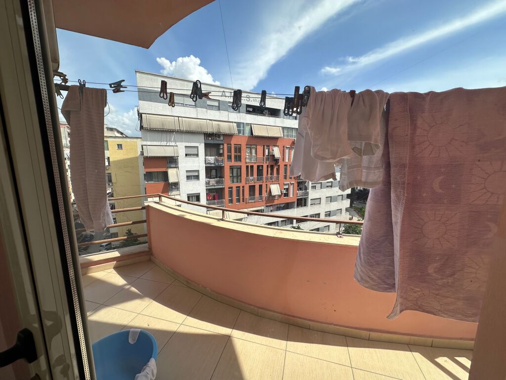 Shitet Apartament 3+1+2 , Astir
